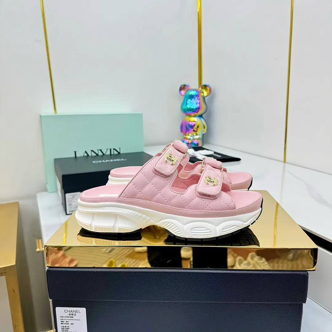 👟👟Ex-factory price 660👟👟 Top version... Chanel｜Chanel Xiaoxiang Velcro Beach Slippers Slippers Casual Beach Shoes 25ss Spring and Summer New Style! Beach shoes are a hit all over the internet! The latest model from the counter, I am still willing to buy it on my feet. It must be ranked among the most popular models. It is invincible in all seasons. Various bloggers and Internet celebrities can see the matching styles. Highly recommended. Pearlescent sheepskin upper, sheepskin lining, suede for the feet. Original open-molded TPU outsole size: 35-40 (customized for 40 and 41). Full set of original packaging 👉 👉